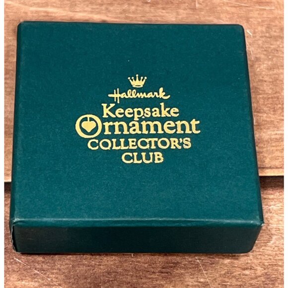 1991 HALLMARK KEEPSAKE ORNAMENT COLLECTORS CLUB LAPEL PIN - Picture 2 of 3